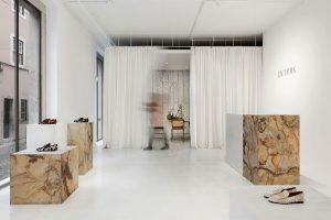 دکوراسیون داخلی مغازه کفش فروشی