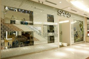 ایده طراحی ویترین مغازه کیف و کفش