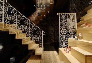 ایده طراحی ویترین مغازه کیف و کفش
