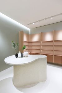 دکوراسیون مغازه لوازم آرایشی مدرن