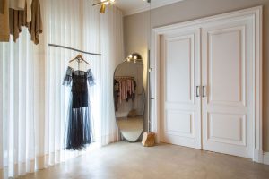 طراحی دکوراسیون مغازه لباس فروشی