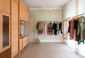 ایده ویترین مغازه کوچک پوشاک